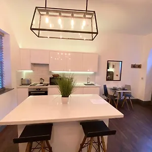 https://studio-at-the-coach-house-apartments.yorkshirehotels.net